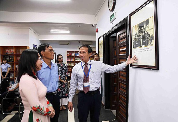 Ông Trần Hoàng, Tổng Biên tập Tạp chí Doanh Nhân Sài Gòn, giới thiệu những hình ảnh, tư liệu được trưng bày tại không gian văn hoá Hồ Chí Minh