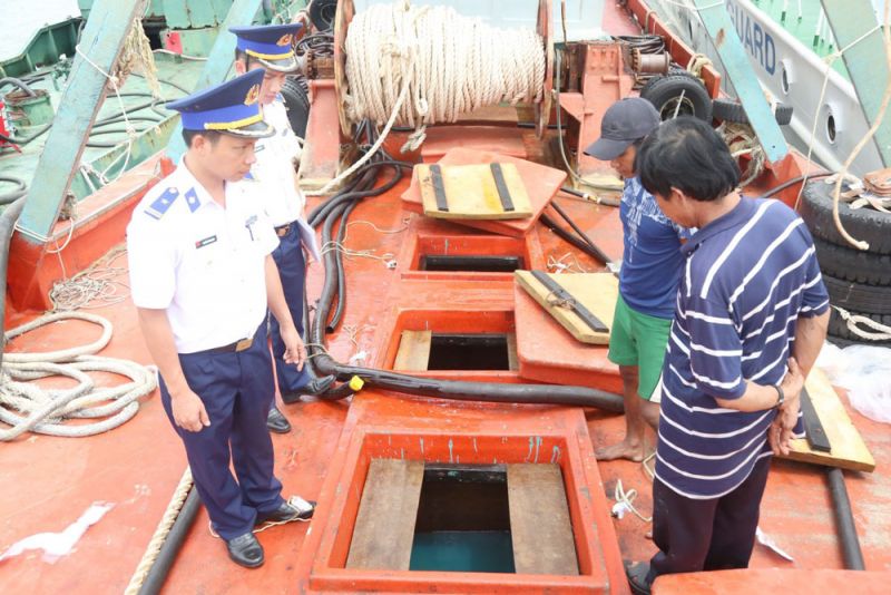 Lực lượng chức năng Bộ Tư lệnh Vùng Cảnh sát biển 3 kiểm tra hàng hóa trên tàu vi phạm