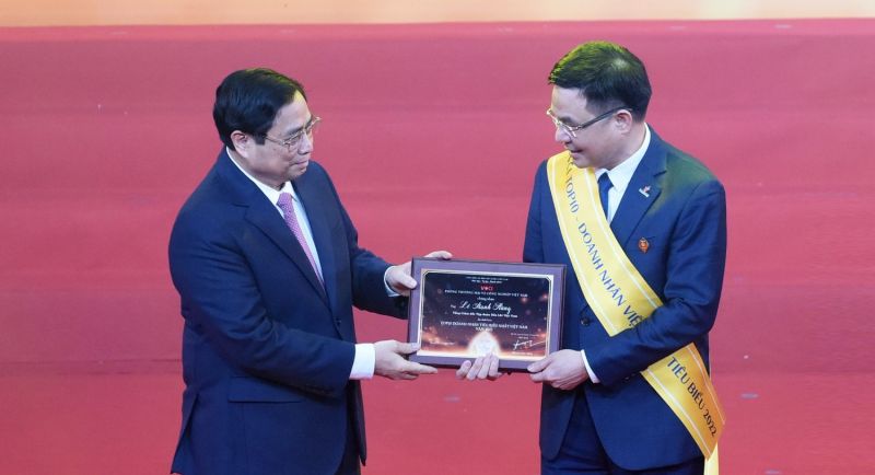 Thủ tướng Phạm Minh Chính trao tặng danh hiệu Top10 Doanh nhân tiêu biểu nhất Việt Nam 2022 cho Tổng Giám đốc Petrovietnam Lê Mạnh Hùng