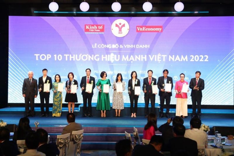 Đại diện 10 Thương hiệu mạnh Việt Nam 2022 được vinh danh tại lễ trao giải Thương hiệu mạnh Việt Nam 2022.Đại diện 10 Thương hiệu mạnh Việt Nam 2022 được vinh danh tại lễ trao giải Thương hiệu mạnh Việt Nam 2022