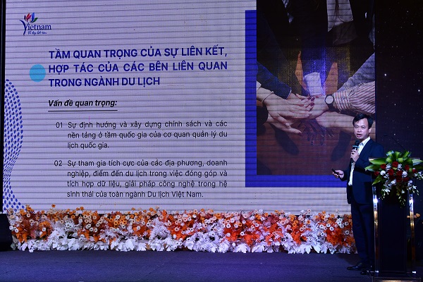 Ông Hoàng Quốc Hòa- P. Giám đốc phụ trách Trung tâm Thông tin- Tổng cục Du lịch Việt Nam tham luận.