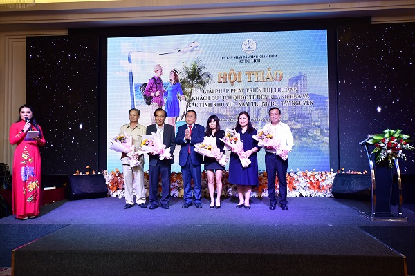 Lãnh đạo tỉnh Khánh Hòa tặng hoa lãnh đạo Hiệp hội Du lịch các địa phương tham dự