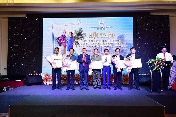 Khen thưởng tập thể, cá nhân có thành tích xuất sắc trong hoạt động du lịch tại Khánh Hòa