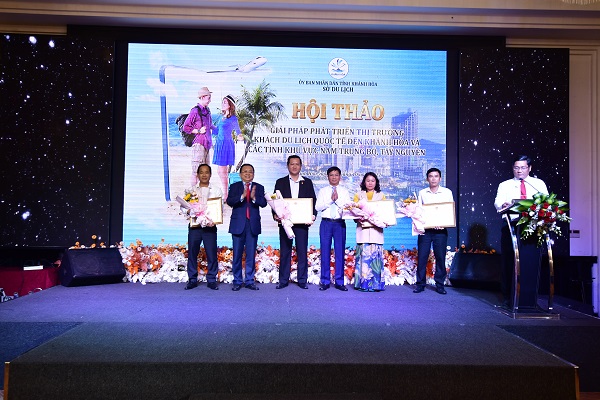Khen thưởng tập thể, cá nhân có thành tích xuất sắc trong lĩnh vực du lịch tại Khánh Hòa