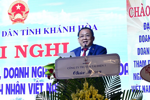 Ông Lê Hữu Hoàng- UVBTV Tỉnh ủy, Phó Chủ tịch Thường trực UBND tỉnh, phát biểu tôn vinh các Doanh nhân, doanh nghiệp.