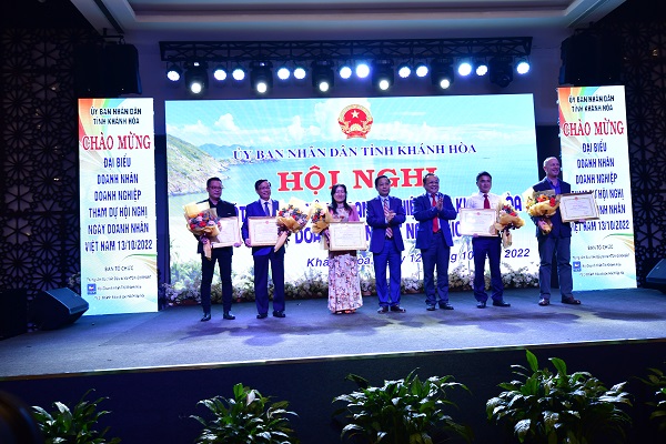 Ông Hà Quốc Trị- Phó bí thư Tỉnh ủy và ông Lê Hữu Hoàng- Phó Chủ tịch Thường trực UBND tỉnh, trao bằng khen cho các Doanh nhân, doanh nghiệp xuất sắc tiêu biểu.