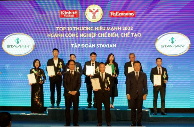Ông Đinh Đức Thắng - Chủ tịch HĐQT Tập đoàn Stavian nhận Giải thưởng TOP10 Thương hiệu mạnh ngành công nghiẻp chế biến - chế tạo