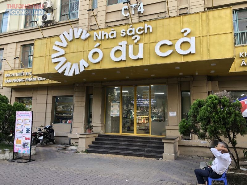 Nhà sách Có Đủ Cả tại Hà Nội bày bán sản phẩm thiếu tem nhãn phụ Tiếng Việt, không rõ nguồn gốc