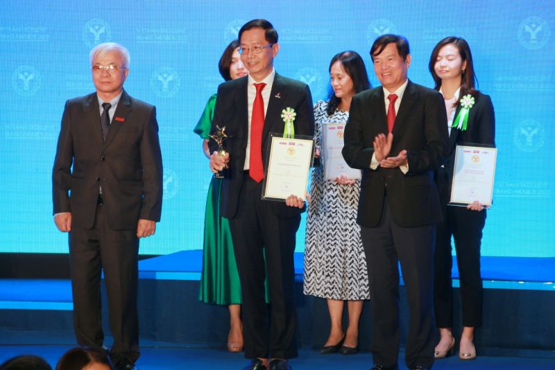 Ông Trần Quang Dũng - Trưởng ban Truyền thông và Văn hóa doanh nghiệp đại diện cho Petrovietnam đón nhận biểu trưng TOP 10 Thương hiệu mạnh Việt Nam tại chương trình