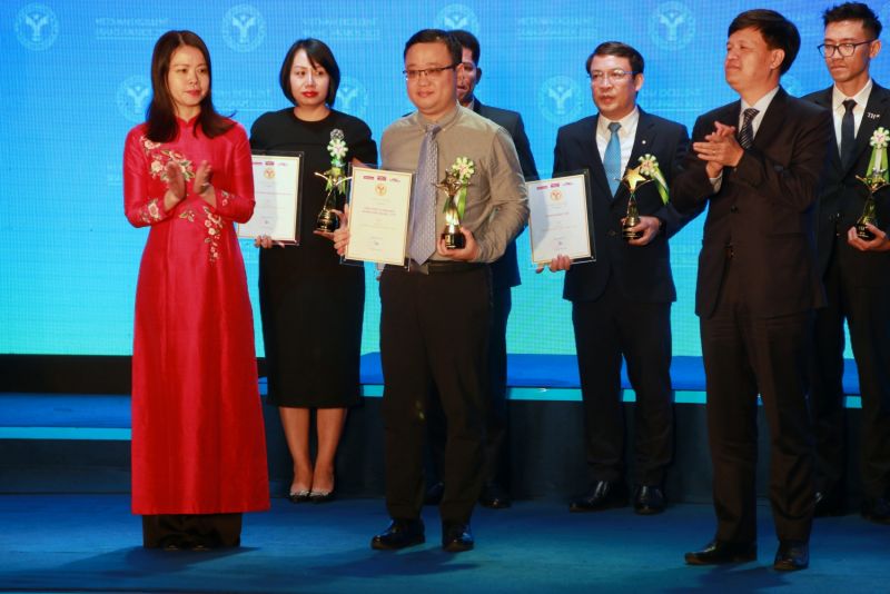 Ông Phạm Trần Nguyễn, đại diện cho PVFCCo đón nhận biểu trưng TOP 10 Thương hiệu xanh