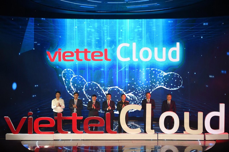 Các đại biểu ấn nút khởi động Hệ sinh thái Viettel Cloud.