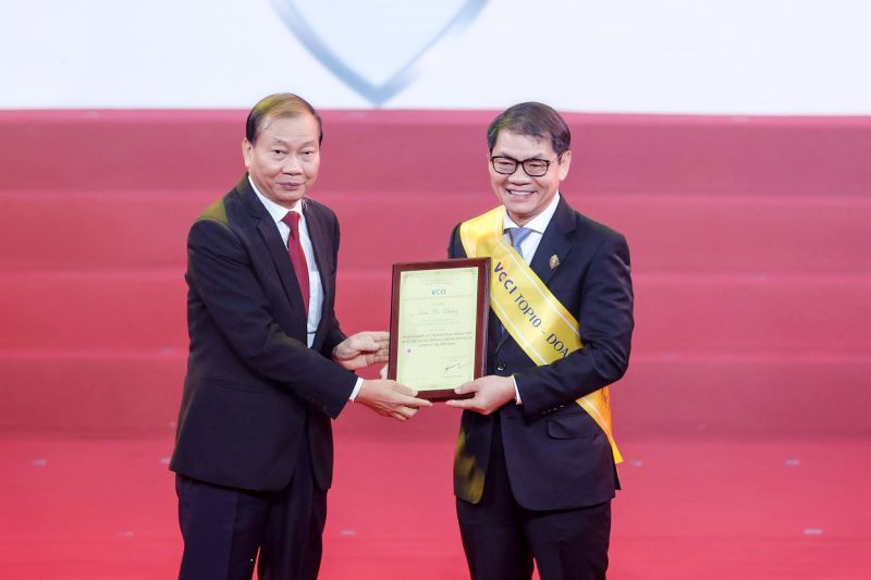 Ông Hoàng Quang Phòng, Phó chủ tịch VCCI trao tặng danh hiệu tôn vinh 6 doanh nhân có thành tích xuất sắc trong công tác phòng chống dịch tại Việt Nam