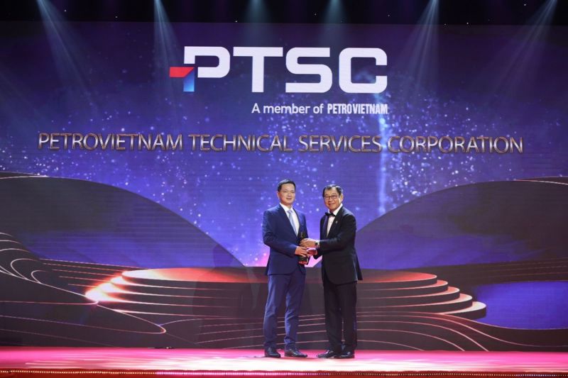 Ông Nguyễn Xuân Ngọc – Thành viên Hội đồng Quản trị PTSC (trái) đại diện nhận giải thưởng Doanh nghiệp xuất sắc Châu Á 2022