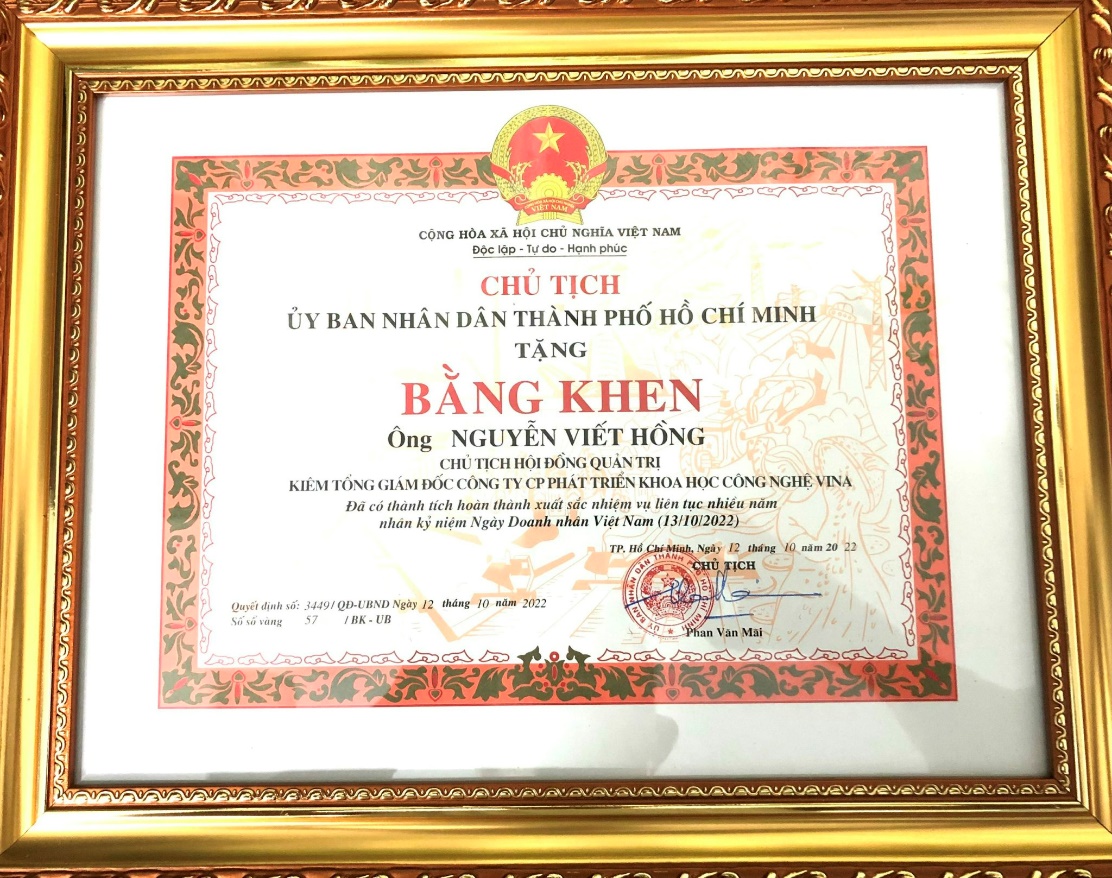 Bằng khen do Chủ tịch UBND TP.HCM trao tặng cho ông Nguyễn Viết Hồng - Chủ tịch HĐQT kiêm TGĐ Vina CHG