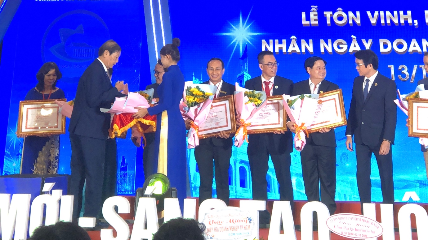Ông Nguyễn Viết Hồng – Tổng giám đốc Vina CHG nhận bằng khen của Chủ tịch UBND TP.HCM