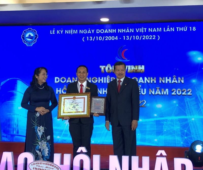 Ông Nguyễn Viết Hồng – Tổng giám đốc Vina CHG được trao chứng nhận “Doanh nhân tiêu biểu TP.HCM năm 2022”