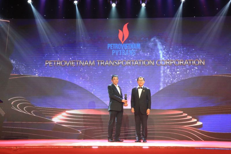 Đại diện PVTrans nhận vinh danh ở hạng mục giải thưởng “Doanh nghiệp xuất sắc Châu Á”