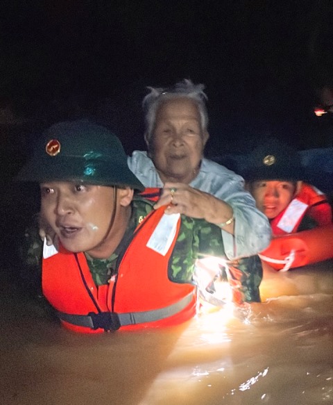 Lực lượng chức năng sơ tán người già tại quận Liên Chiểu, TP. Đà Nẵng