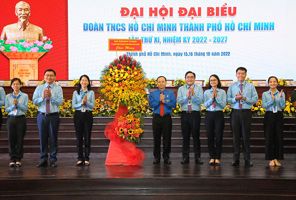 Thay mặt lãnh đạo Thành phố, ông Nguyễn Văn Hiếu, Phó Bí thư Thành ủy TP. HCM tặng hoa chúc mừng Đại hội