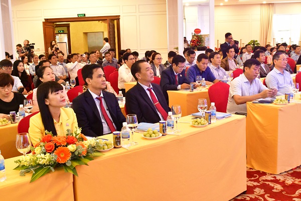 Ban lãnh đạo Công ty Yến sào Khánh Hòa tham dự hội thảo