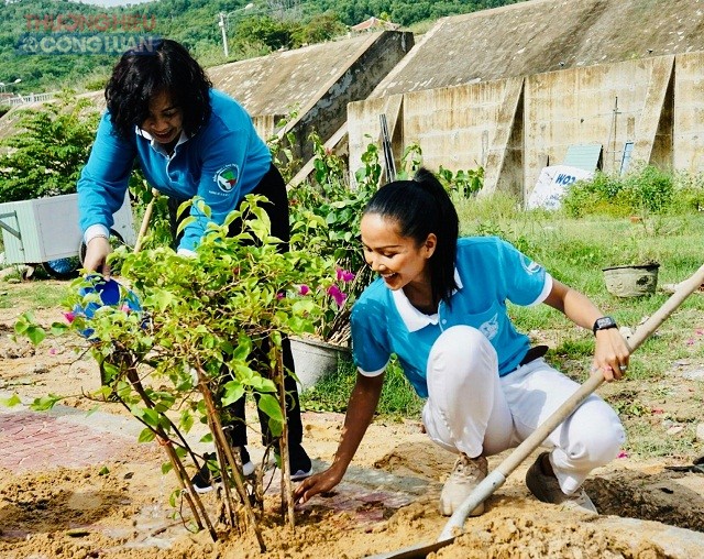 Hoa hậu hoàn vũ H’ Hen Niê (bên phải) tham gia trồng cây xanh tại bãi biển Nhơn Hải, TP Quy Nhơn