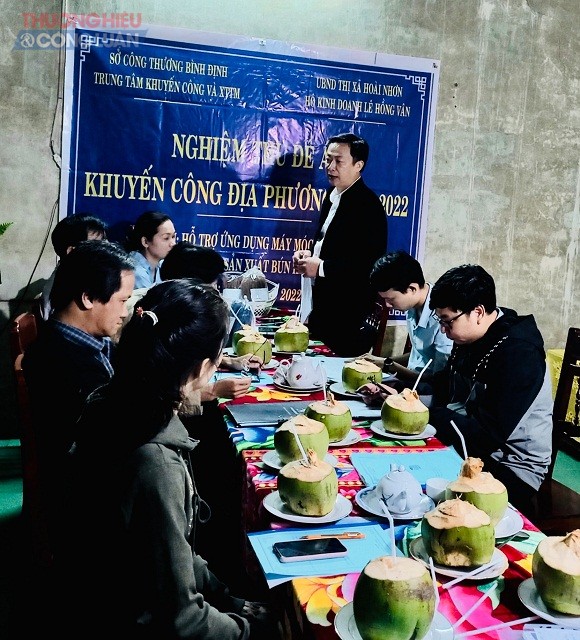 Ông Võ Mai Hưng (người đứng trong cùng) đang phát biểu ý kiến tại Lễ nghiệm thu Đề án “Hỗ trợ ứng dụng cụm máy móc, thiết bị trong sản xuất bún khô”.