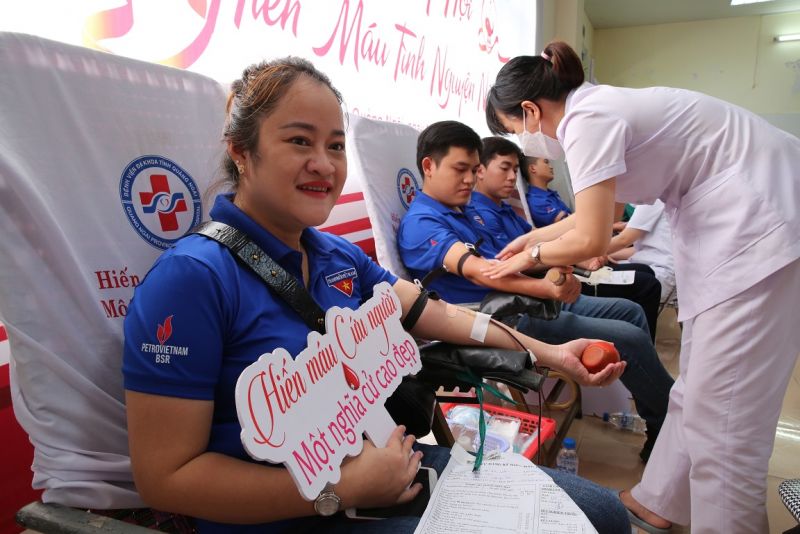 Người lao động BSR và các doanh nghiệp dầu khí tại khu vực miền Trung tham gia hiến máu