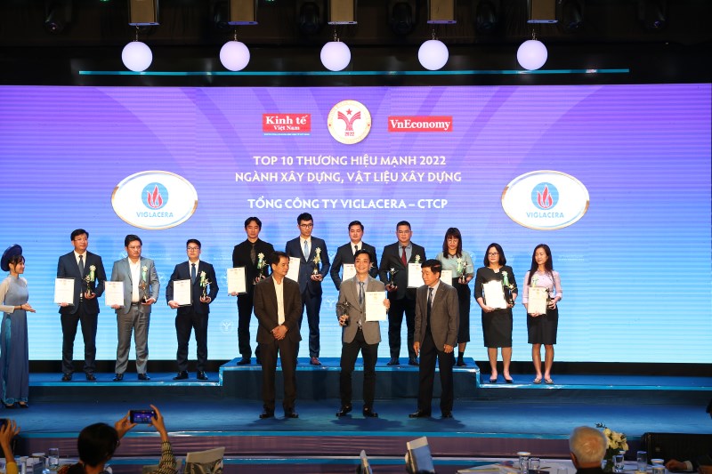 Ông Phạm Hồng Hải - Phó giám đốc Ban Thương mại Tổng Công ty vinh dự nhận giải thưởng