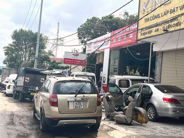 Nhiều xe ô tô sếp hàng vào gara để sửa chữa sau trận mưa lịch sử tại địa bàn quận Liên Chiểu. ( Ảnh: chụp ngày 16/10) Nhiều xe ô tô sếp hàng vào gara để sửa chữa sau trận mưa lịch sử tại địa bàn quận Liên Chiểu. ( Ảnh: chụp ngày 16/10)