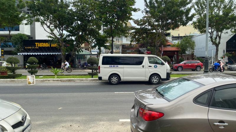 Xe chết máy trên đường Nguyễn Tất Thành . (Ảnh: chụp chiều 15/10)