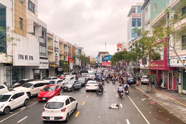 Xe ô tô chưa kịp kéo đi trên đường Đà Nẵng
