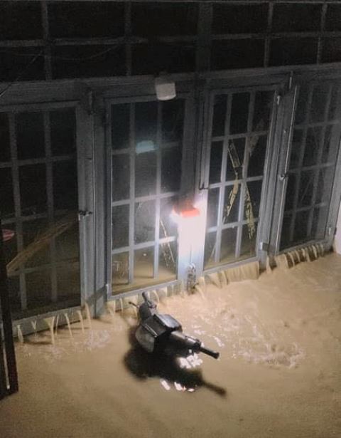 Nước ngập lút xe đêm 14/10 Nước ngập lút xe đêm 14/10