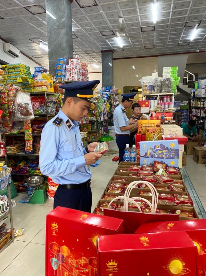 1,2: Lực lượng QLTT Bắc Ninh kiểm tra hàng hóa