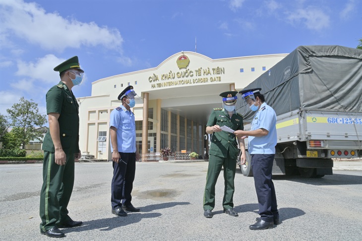 Cán bộ Đồn Biên phòng cửa khẩu quốc tế Hà Tiên, BĐBP Kiên Giang cùng cán bộ Hải quan phối hợp thực hiện nhiệm vụ tại cửa khẩu.
