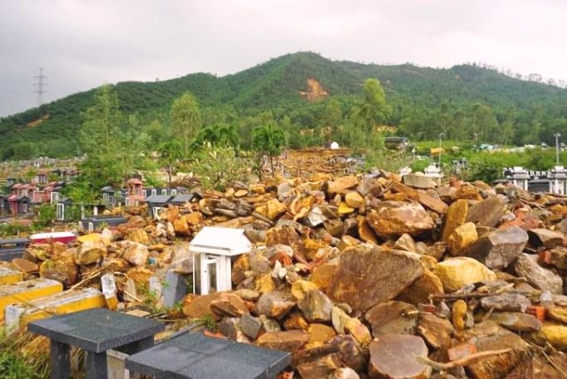 Đà Nẵng hàng trăm ngôi mộ tại nghĩa trang Hòa Sơn tan hoang sau trận mưa lịch sử