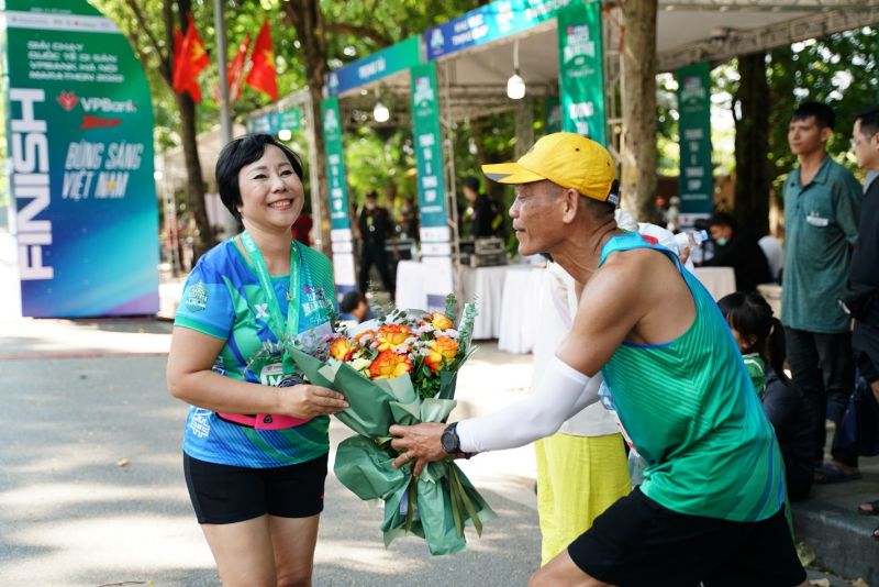 Bác Hoàng Công Thắng tặng hoa vợ khi hoàn thành cự ly 4,2km