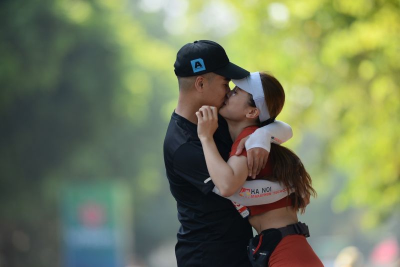 Nụ hôn ngọt ngào của một cặp đôi khi về đích