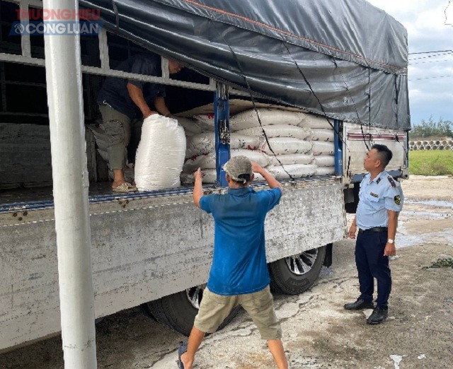 Lực lượng làm nhiệm vụ đang bốc dỡ lô hàng 15 tấn đường cát xuống để kiểm tra. . Lực lượng làm nhiệm vụ đang bốc dỡ lô hàng 15 tấn đường cát xuống để kiểm tra. .