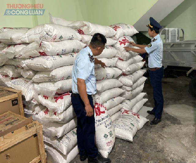 Lực lượng Cục QLTT Phú Yên đang xử lý lô hàng 15 tấn đường cát do Thailand sản xuất. Lực lượng Cục QLTT Phú Yên đang xử lý lô hàng 15 tấn đường cát do Thailand sản xuất.