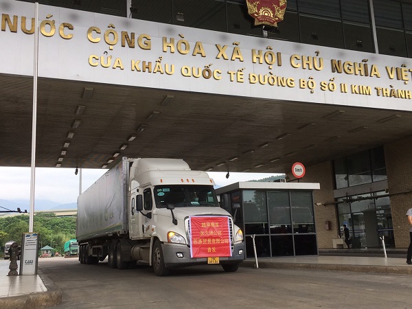 Xe container đông lạnh chở quả sầu riêng xuất khẩu qua cửa khẩu