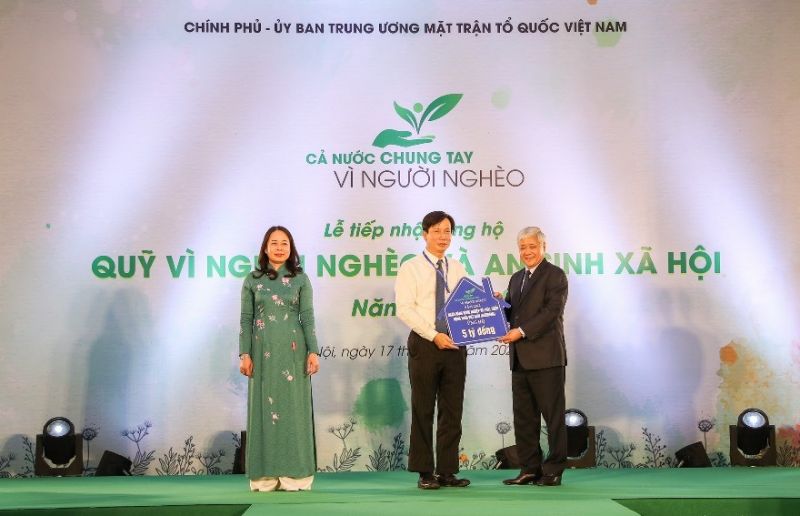 Ông Đỗ Văn Chiến - Bí thư Trung ương Đảng, Chủ tịch Uỷ ban Trung ương MTTQ Việt Nam nhận biểu trưng kinh phí ủng hộ Quỹ Vì người nghèo và an sinh xã hội từ ông Phạm Đức Tuấn - Phó Tổng giám đốc, Chủ tịch công đoàn Agribank