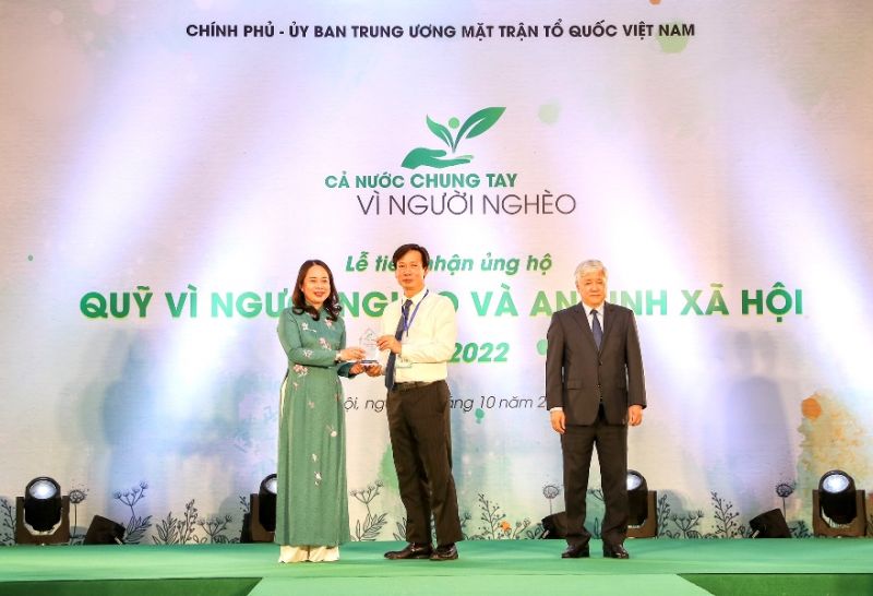 Bà Võ Thị Ánh Xuân - UVTW Đảng, Phó Chủ tịch Nước Cộng hòa XHCN Việt Nam trao biểu trưng cảm ơn cho đại diện Agribank vì đã có những đóng góp thiết thực chung tay giúp đỡ người nghèo