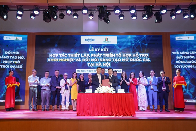 Ông Phạm Hồng Quất, Cục trưởng NATEC và Shark Nguyễn Thanh Việt, Chủ tịch HĐQT,TGĐ INTRACOM GROUP tại buổi lễ