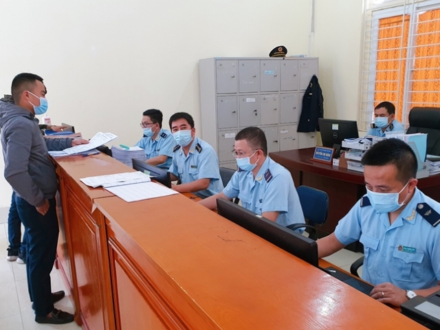 Cán bộ Hải quan tỉnh Hà Tĩnh hỗ trợ doanh nghiệp thực hiện thủ tục hành chính
