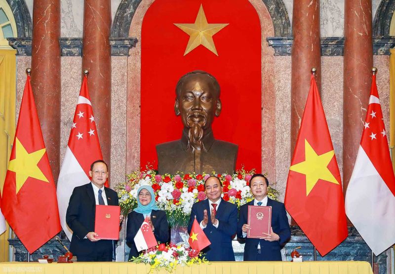 Hai nhà lãnh đạo đã chứng kiến Lễ ký kết một số văn kiện hợp tác. Ảnh Nguyễn Hồng