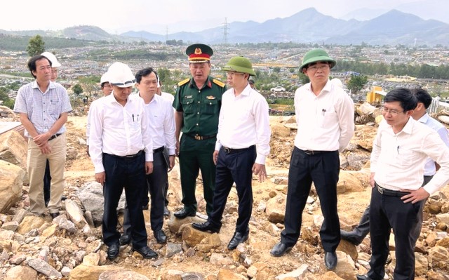 Bí thư Thành ủy Nguyễn Văn Quảng và Phó Chủ tịch UBND thành phố Lê Quang Nam kiểm tra thực tế một vị trí sạt lở nặng tại nghĩa trang Hòa Sơn.