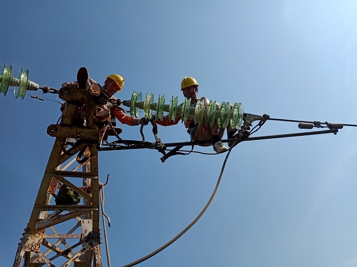 Công nhân Đội Đội Quản lý vận hành lưới điện cao thế xử lý khiếm khuyết trên đường dây 110 kV