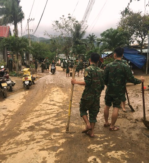 Các lực lượng chức năng khác phục hậu quả tại thôn Trường Định( huyện Hòa Vang)