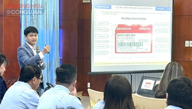Chuyên gia của Công ty TNHH Luật Phạm&Liên Danh và Công ty Honda Việt Nam hướng dẫn cách nhận biết hàng thật, hàng giả đối với nhãn hiệu Honda.