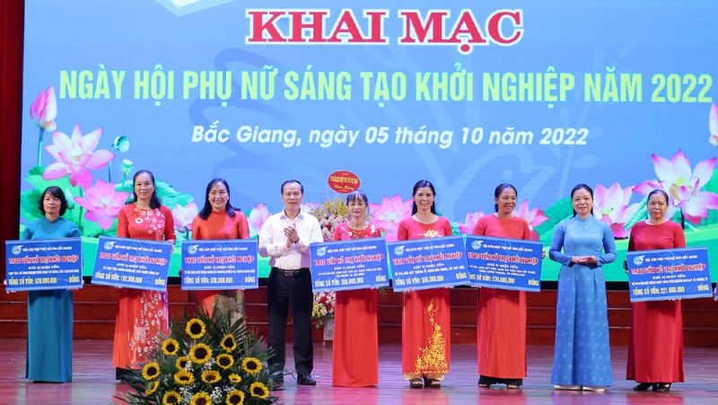 Phó Chủ tịch Thường trực UBND tỉnh Mai Sơn và lãnh đạo Hội LHPN tỉnh trao kinh phí hỗ trợ khởi nghiệp cho phụ nữ các địa phương